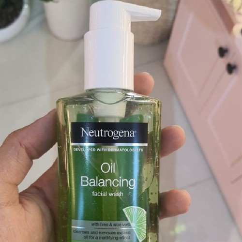ژل شست و شوی صورت oil balancing نوتروژینا