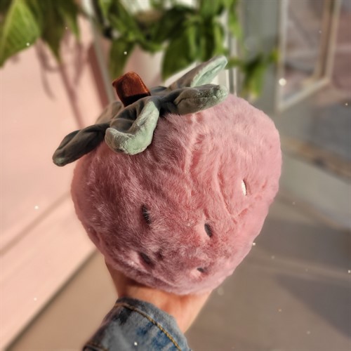 عروسک توت فرنگی پشمی