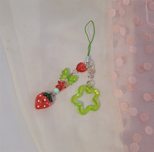 آویز توت فرنگی