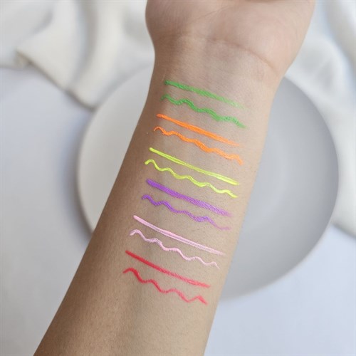 خط چشم رنگی گوزنی